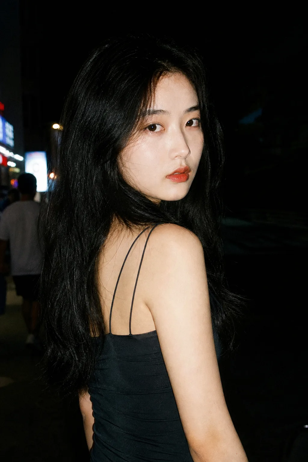 Midjourney 硬闪光人像示例：东亚女性夜街直闪高反差肖像