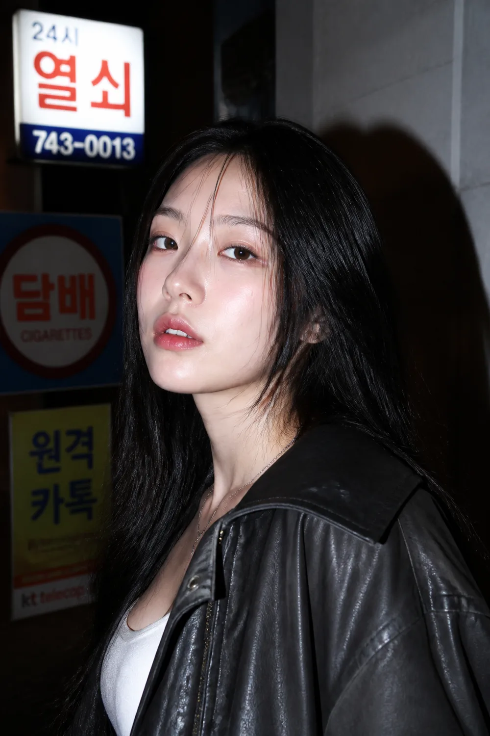 Midjourney 硬闪光人像:霓虹夜街直闪东亚女性肖像