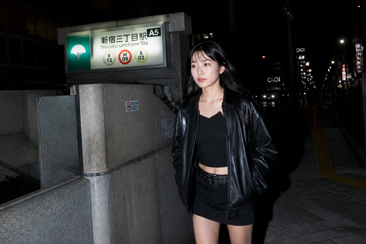 Midjourney 硬闪光人像:地铁口夜色直闪步行街拍