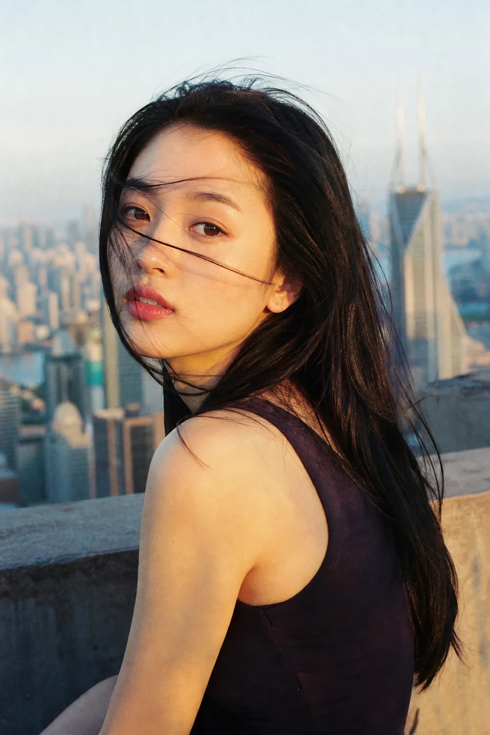 Midjourney 港风复古人像：天台黄昏金辉中的东亚女性